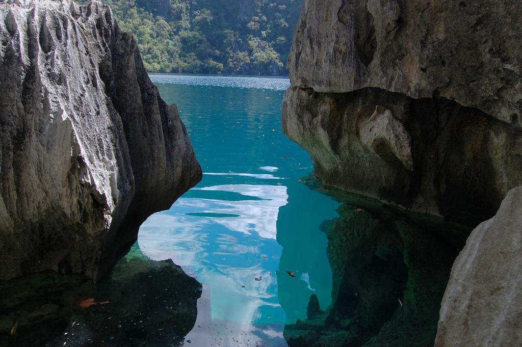 Barracuda Lake: Lake on a Volcano Crater!