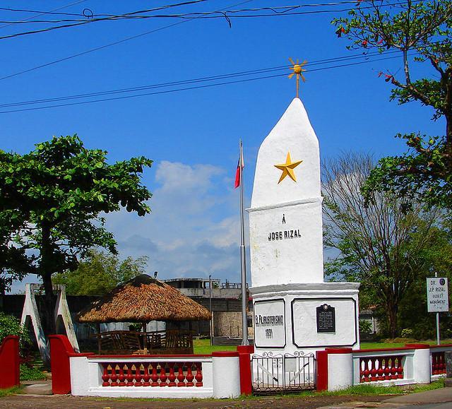 Rizal Mini Park: Displayed the First Rizal Monument